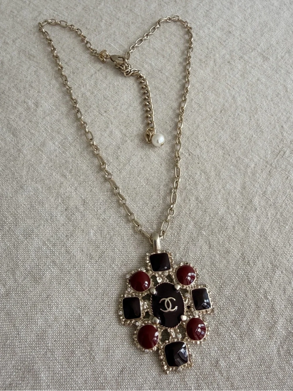 🍷CHANEL Gold-Tone Pendant Necklace with Black & Deep Red Enamels✨